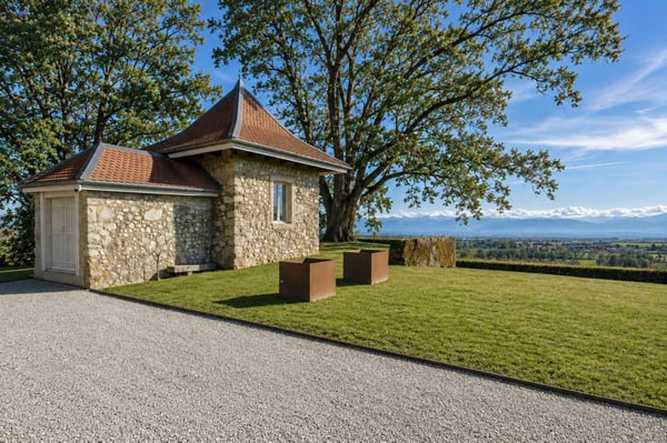 Une vie de château au coeur de la nature avec vue sur le lac 12