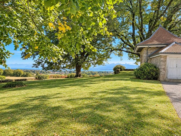 Une vie de château au coeur de la nature avec vue sur le lac 10