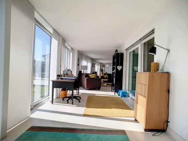 Spacieux rez-de-jardin style maison avec piscine chauffée attenant à l'ISL 4