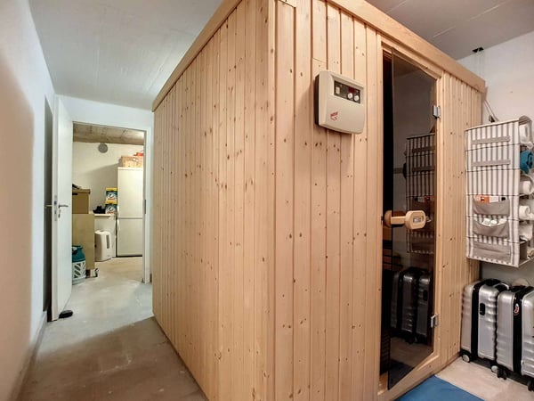 Spacieux rez-de-jardin style maison avec piscine chauffée attenant à l'ISL 10