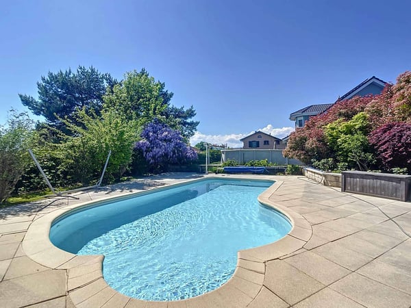 Spacieux rez-de-jardin style maison avec piscine chauffée attenant à l'ISL 11