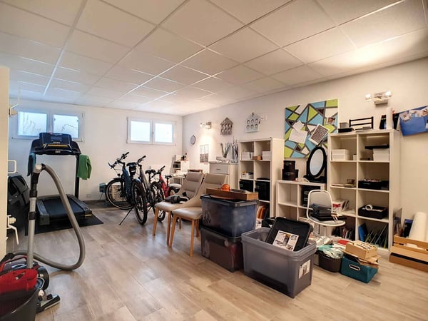 Spacieux rez-de-jardin style maison avec piscine chauffée attenant à l'ISL 9