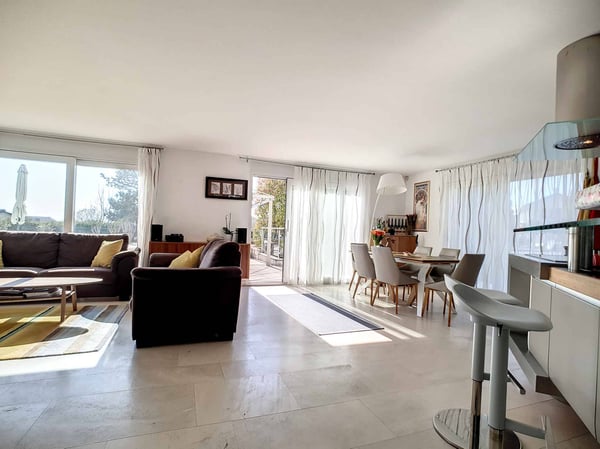 Spacieux rez-de-jardin style maison avec piscine chauffée attenant à l'ISL 3