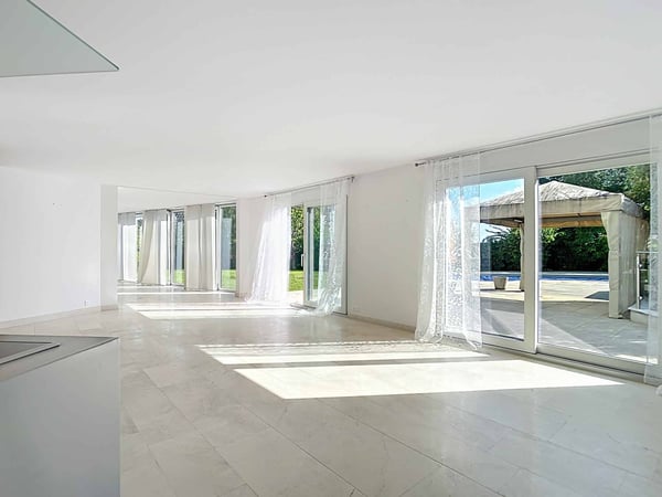 Spacieux rez-de-jardin style maison avec piscine chauffée attenant à l'ISL 2