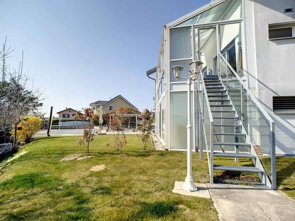 Spacieux rez-de-jardin style maison avec piscine chauffée attenant à l'ISL 12