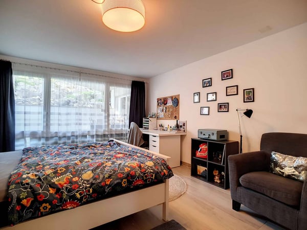 Spacieux rez-de-jardin style maison avec piscine chauffée attenant à l'ISL 7