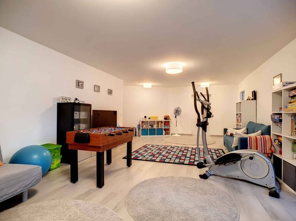 Spacieux rez-de-jardin style maison avec piscine chauffée attenant à l'ISL 8