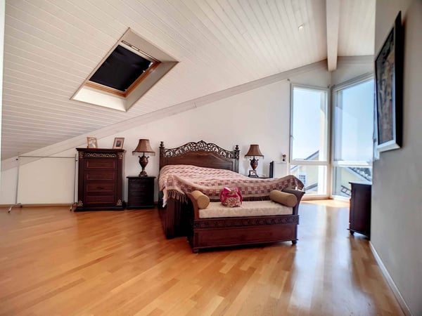 Duplex avec jardin attenant à l'International School of Lausanne (Rendement 1%) 10