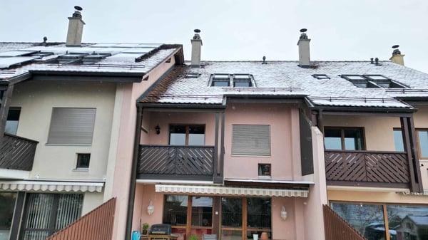 Villa contiguë avec potentiel au cadre résidentiel et familial 11