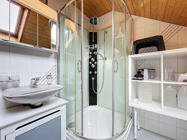 Villa contiguë avec potentiel au cadre résidentiel et familial 7