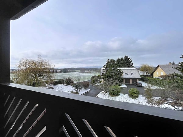 Villa contiguë avec potentiel au cadre résidentiel et familial 9