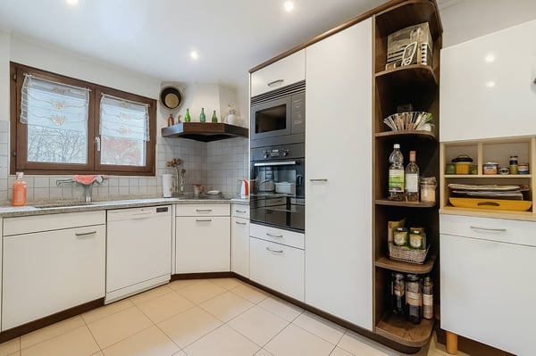 Villa contiguë avec potentiel au cadre résidentiel et familial 2