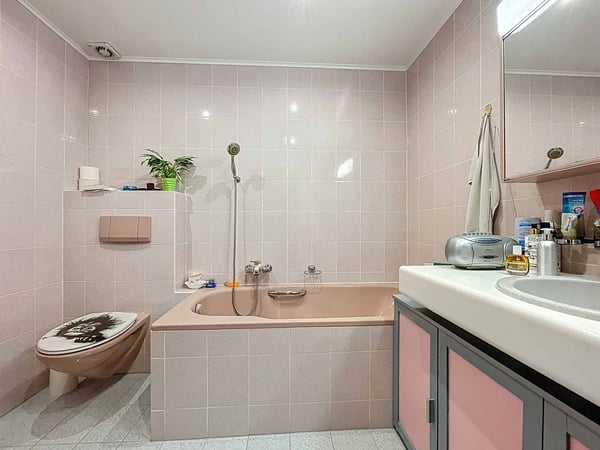 Villa contiguë avec potentiel au cadre résidentiel et familial 8