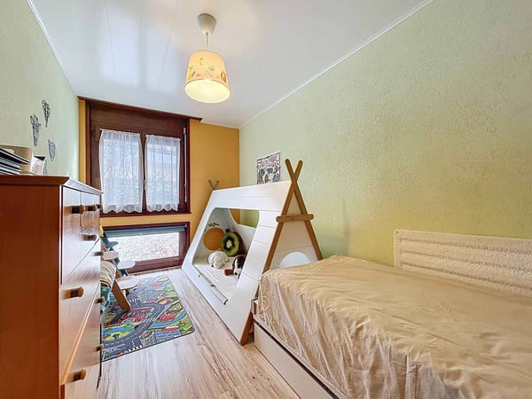 Villa contiguë avec potentiel au cadre résidentiel et familial 6