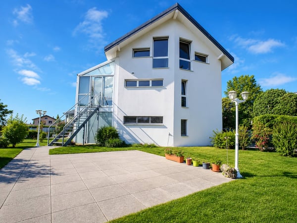 Duplex lumineux avec vue sur le lac et jardin attenant à l'ISL 13