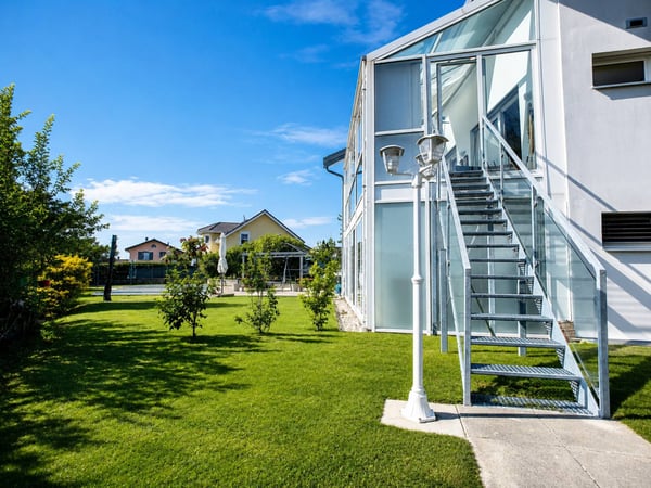 Duplex lumineux avec vue sur le lac et jardin attenant à l'ISL 2
