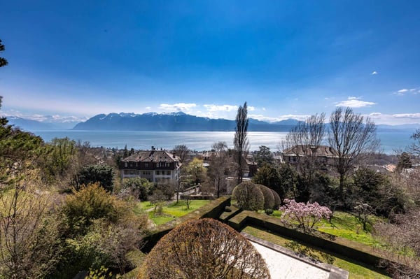 Propriété d'époque et vue dominante sur la ville et le Léman 11