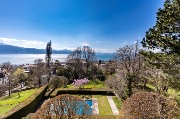 Propriété d'époque et vue dominante sur la ville et le Léman 1