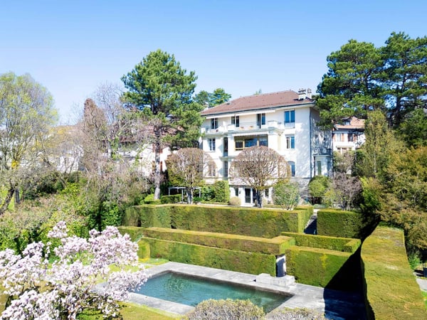 Propriété d'époque et vue dominante sur la ville et le Léman 2