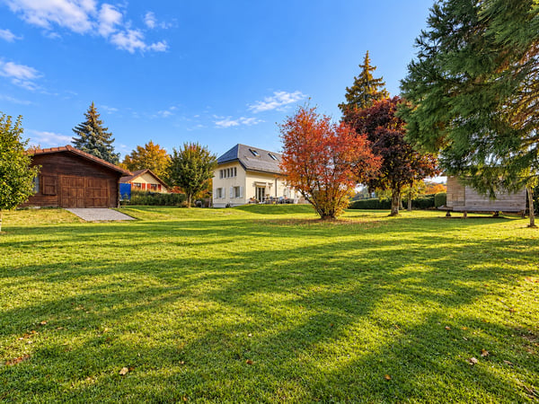 Propriété de caractère rénovée dans un parc arborisé 11