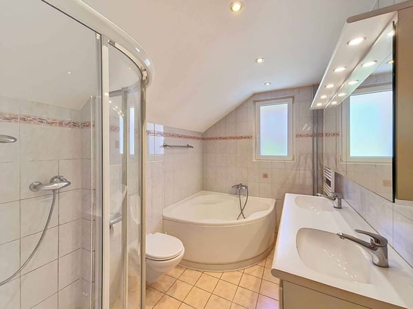 Villa individuelle avec piscine dans quartier résidentiel 9