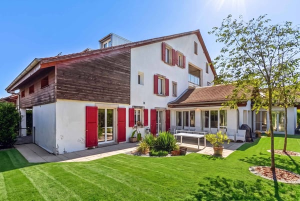 Propriété d'exception avec piscine intérieure et espace bien-être 1