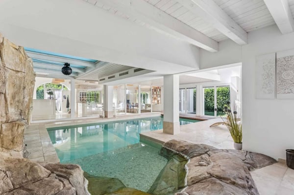 Propriété d'exception avec piscine intérieure et espace bien-être 11