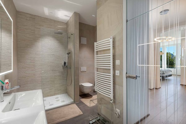 PIEDS DANS L'EAU ! SPACIEUX APPARTEMENT PROCHE DE TOUTES LES COMMODITÉS. 11