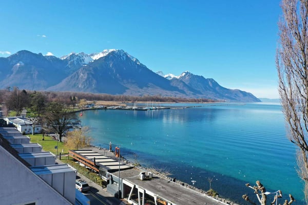 En exclusivité ! Attique de 4.5 pièces avec vaste terrasse et vue imprenable sur le lac 1