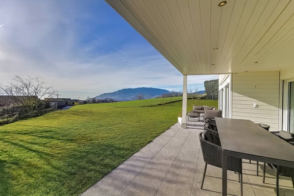 Superbe propriété individuelle avec vue sur le lac et les montagnes 3