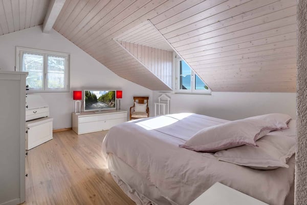 Magnifique villa familiale avec piscine et vue lac 8