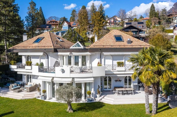 Unique Propriété de 8.5 pièces avec vue panoramique et piscine