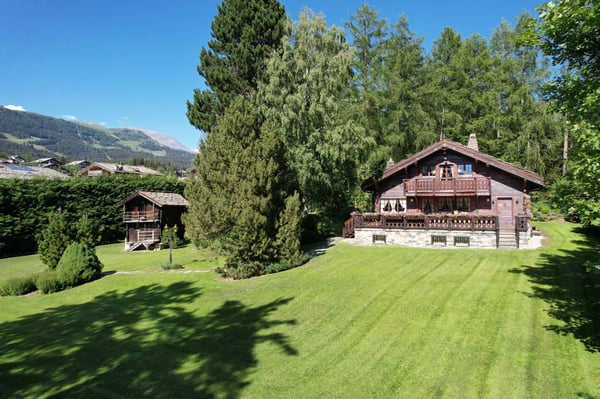 Splendide chalet avec mayen sur une magnifique parcelle 1