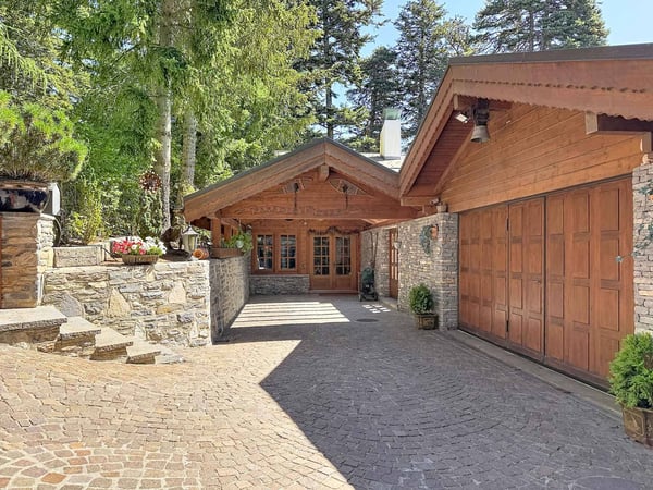 Magnifique chalet avec piscine et spa, à l'abri des regards 9
