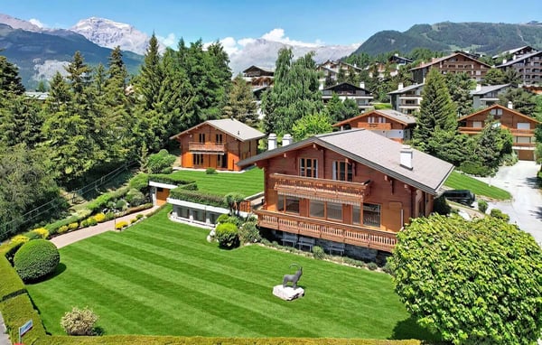 Domaine avec 2 chalets individuels reliés par les sous-sols 2