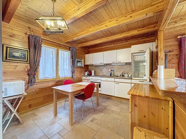Domaine avec 2 chalets individuels reliés par les sous-sols 10