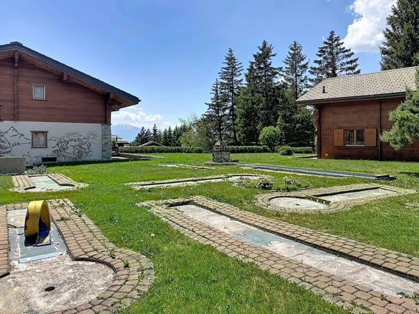 Domaine avec 2 chalets individuels reliés par les sous-sols 4