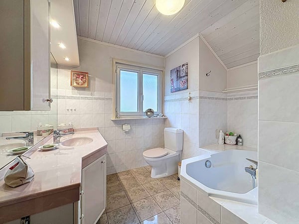 Maison familiale avec piscine et espaces extérieurs 5