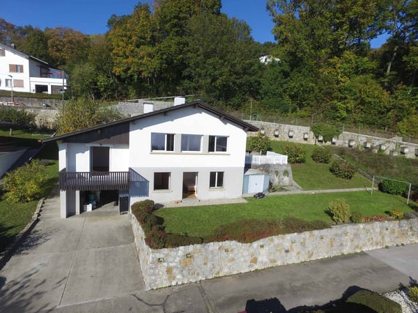 Élégante maison individuelle de 6,5 pièces avec terrasse et vue imprenable 1