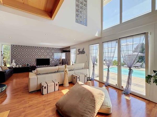 Un écrin contemporain face au lac, où luxe, lumière et sérénité ne font qu'un 2