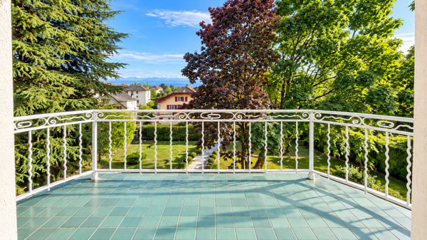 Villa de caractère avec jardin arborisé et échappée sur le lac et les Alpes 12