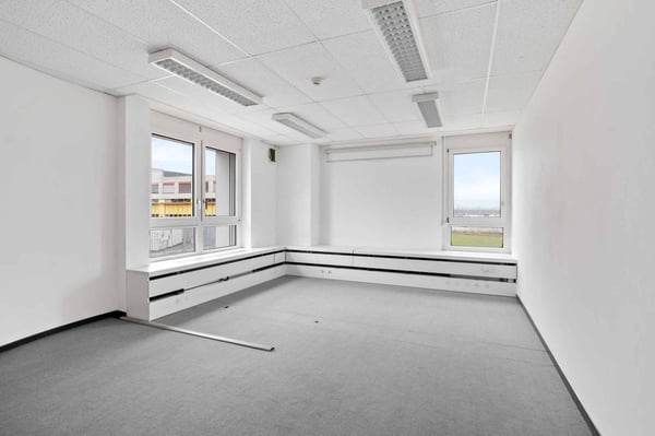 Bureaux de 650m2 lumineux à proximité de l'aéroport et de la Place des Nations 2