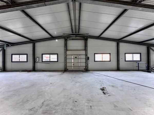 Halle industrielle de 2350 m2 à vendre à Sion région 3