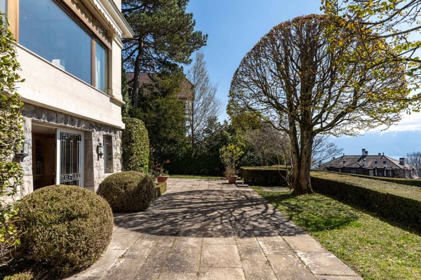 Propriété d'époque et vue dominante sur la ville et le Léman 6