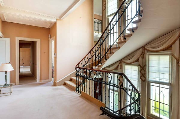 Propriété d'époque et vue dominante sur la ville et le Léman 7