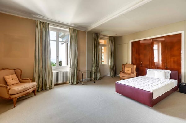 Propriété d'époque et vue dominante sur la ville et le Léman 9