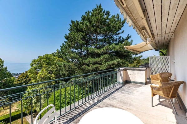 Propriété d'époque et vue dominante sur la ville et le Léman 8