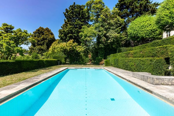 Propriété d'époque et vue dominante sur la ville et le Léman 13