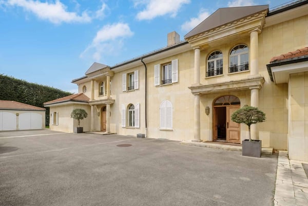 Vaste maison de maître divisée en 2 logements avec vue lac 3