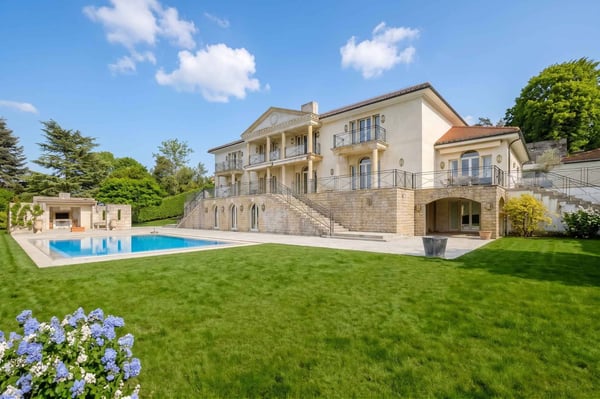 Vaste maison de maître divisée en 2 logements avec vue lac 2